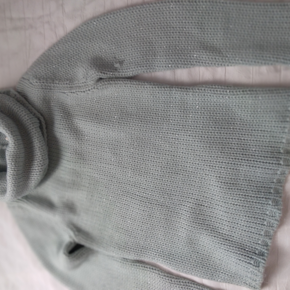 4 Sweaters - Picture 4 of 7